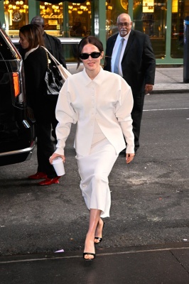 Zoey-Deutch-016.jpg