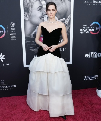 Zoey-Deutch-112.jpg